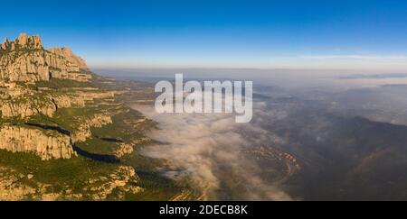 Vue panoramique sur la chaîne de montagnes de Montserrat et ses vallée près de Barcelone Banque D'Images
