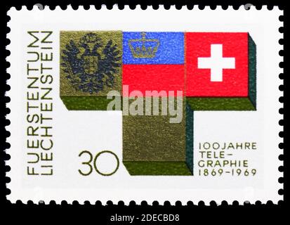 MOSCOU, RUSSIE - 17 OCTOBRE 2020 : le timbre-poste imprimé au Liechtenstein montre les symboles nationaux de l'Autriche, du Liechtenstein et de la Suisse, 100 ans Banque D'Images