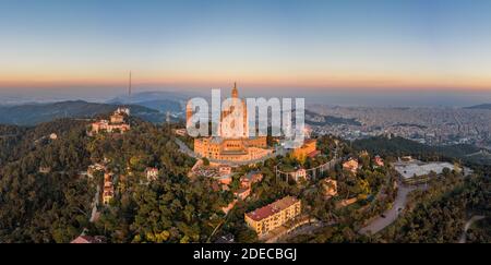 Vue panoramique sur la basilique du Sacré-cœur par drone De Tibidabo près de Barcelone pendant le coucher du soleil Banque D'Images