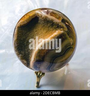 L'ammonite fossile dans le morceau de roche sur verre surface Banque D'Images