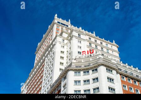 Madrid, Espagne - 18 octobre 2020: Vue à angle bas de l'hôtel Riu Plaza Espana gratte-ciel bleu Banque D'Images