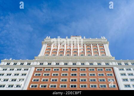 Madrid, Espagne - 18 octobre 2020: Vue à angle bas de l'hôtel Riu Plaza Espana gratte-ciel bleu Banque D'Images