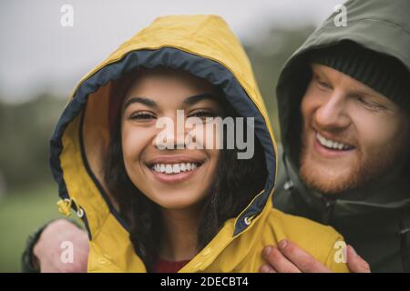 Jeunes heureux couple passer du temps dans le parc Banque D'Images