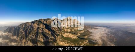 Tir de drone aérien panoramique de l'abbaye de Montserrat près de Barcelone chaîne de montagnes le matin Banque D'Images