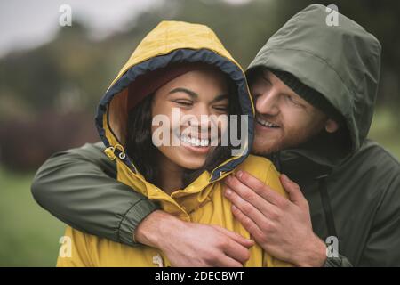 Jeunes heureux couple passer du temps dans le parc Banque D'Images