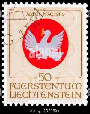 MOSCOU, RUSSIE - 17 OCTOBRE 2020: Timbre-poste imprimé au Liechtenstein montre Pigeon, armoiries de l'abbaye de Pfaefers, série de patrons spirituels, c Banque D'Images