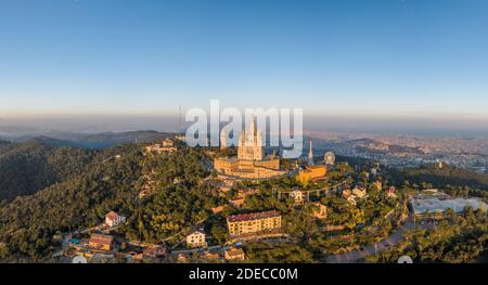 Vue panoramique sur la basilique du Sacré-cœur par drone De Tibidabo près de Barcelone pendant le coucher du soleil Banque D'Images