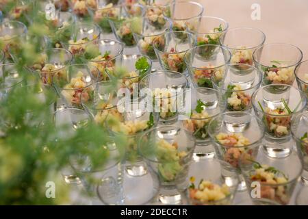 Portions individuelles de cocktails de poisson sur une table de buffet Banque D'Images