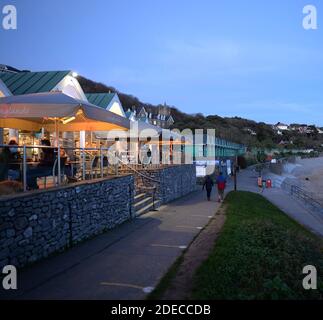 Restaurant avec places en plein air pendant la pandémie Covid-19. La brasserie Langland surplombe la baie de Langland Banque D'Images