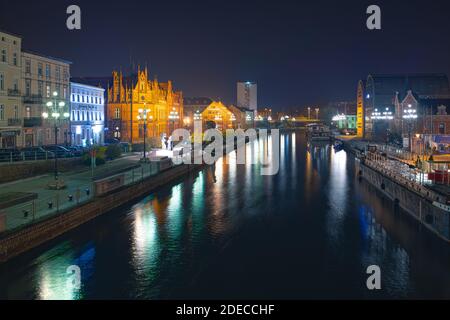 Bydgoszcz, Pologne - Cityscape, l'architecture de la vieille ville de nuit. Vue sur la rivière. Banque D'Images