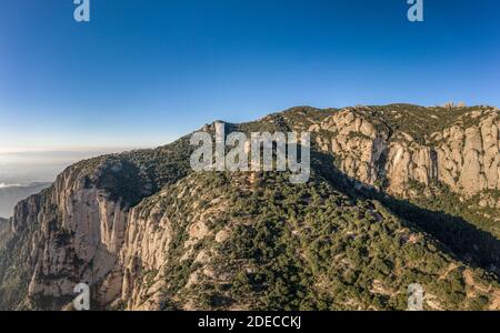 Vue panoramique sur les drones aériens de la grotte Sainte de Montserrat montagne près de Barcelone au lever du soleil Banque D'Images