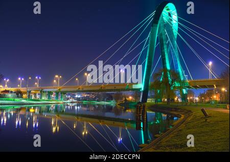 Bydgoszcz, Pologne - vue de nuit sur le pont vert et la rivière. Cityscsape. Banque D'Images