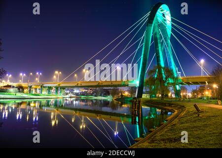 Bydgoszcz, Pologne - vue de nuit sur le pont vert et la rivière. Cityscsape. Banque D'Images