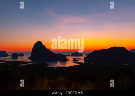 Beau lever de soleil Paysage vue sur la nature à Sametnangshe vue sur le paysage Situé à Phang-nga en Thaïlande Banque D'Images