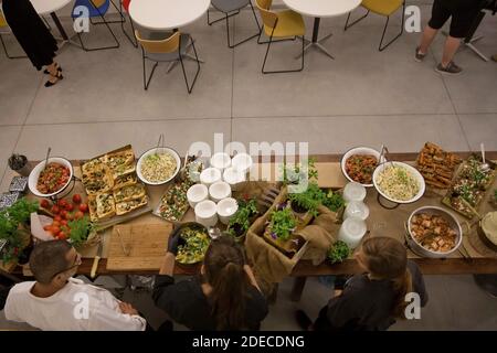 Table de buffet de dîner avec un assortiment de plats lors d'un événement en soirée Banque D'Images