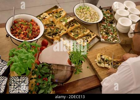 Table de buffet de dîner avec un assortiment de plats lors d'un événement en soirée Banque D'Images