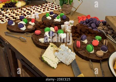 Un plateau de macarons colorés. Un macaron est un petit gâteau ou biscuit, généralement fait d'amandes moulues (l'ingrédient principal original), de noix de coco ou d'oth Banque D'Images