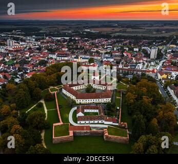 Sarvar, Hongrie - vue panoramique aérienne du château de Sarvar (château de Nadasdy) à l'automne depuis le haut avec un magnifique lever de soleil spectaculaire à l'arrière-plan Banque D'Images