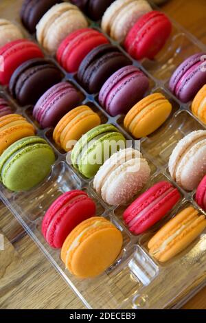 Un plateau de macarons colorés. Un macaron est un petit gâteau ou biscuit, généralement fait d'amandes moulues (l'ingrédient principal original), de noix de coco ou d'oth Banque D'Images