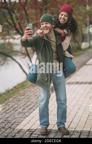Homme et femme faisant des selfies pendant la date Banque D'Images