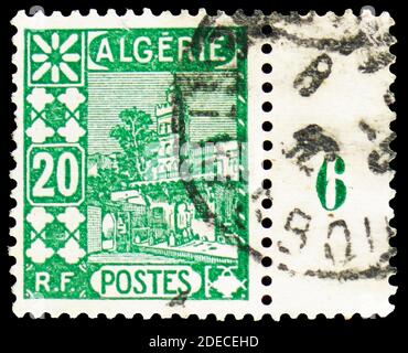 MOSCOU, RUSSIE - 17 OCTOBRE 2020 : timbre-poste imprimé en Algérie montre la mosquée de Sidi Abder Rahman, série d'Alger, vers 1926 Banque D'Images