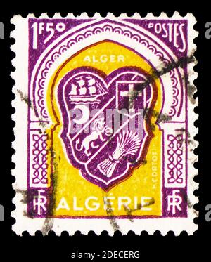 MOSCOU, RUSSIE - 17 OCTOBRE 2020 : timbre-poste imprimé en Algérie montre les armoiries d'Alger, série de manteaux d'armes des villes algériennes, vers 1947 Banque D'Images