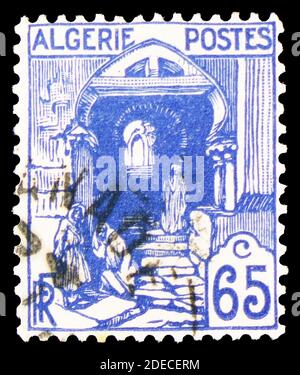 MOSCOU, RUSSIE - 17 OCTOBRE 2020 : timbre-poste imprimé en Algérie montre Kasbah Street, série Alger, vers 1938 Banque D'Images