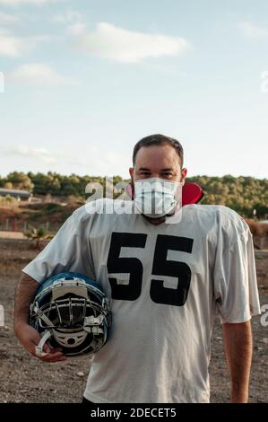 Joueur américain de football portant un masque de protection. Nouveau concept normal. Banque D'Images