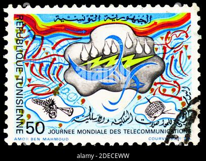 MOSCOU, RUSSIE - 17 OCTOBRE 2020 : le timbre-poste imprimé en Tunisie montre la Journée mondiale des télécommunications, vers 1975 Banque D'Images