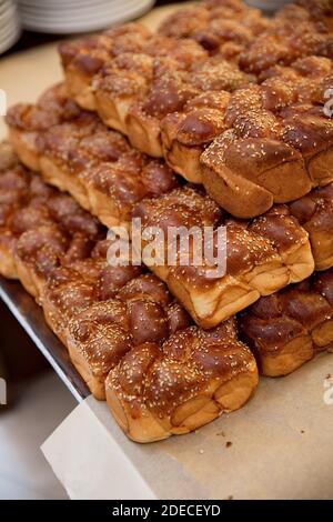 Un assortiment de petits pains fraîchement cuits et de pains sur une table de buffet brunch Banque D'Images