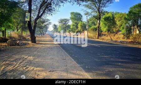 Route vide pendant le confinement du virus corona à Jaipur, en Inde. Banque D'Images