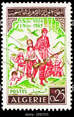 MOSCOU, RUSSIE - 17 OCTOBRE 2020 : timbre-poste imprimé en Algérie montre des guérillas, 9e anniversaire de la série de la Révolution algérienne, vers 1963 Banque D'Images