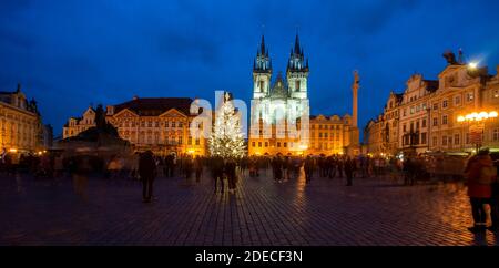 L'arbre de Noël brille sur la place de la Vieille ville à Prague, République Tchèque, le 28 novembre 2020. (CTK photo/Katerina Sulova) Banque D'Images