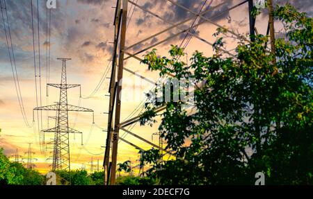 pôle haute tension. tour haute tension au coucher du soleil. vue industrielle des lignes haute tension. Banque D'Images