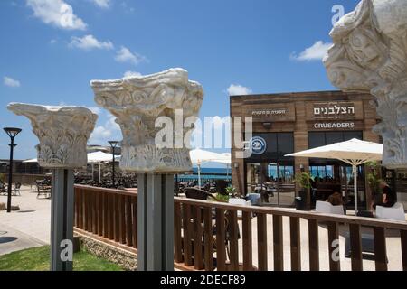 Un restaurant dans le vieux port sur les ruines de Césarée, sur la mer Méditerranée, Israël Banque D'Images