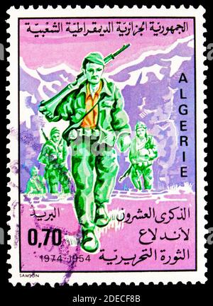 MOSCOU, RUSSIE - 17 OCTOBRE 2020 : timbre-poste imprimé en Algérie montre des soldats dans les montagnes, série du 20e anniversaire de la révolution, vers 1974 Banque D'Images