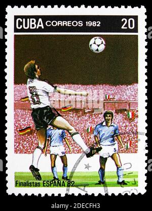 MOSCOU, RUSSIE - 17 OCTOBRE 2020: Timbre-poste imprimé à Cuba montre Allemagne - Italie (jeu final), coupe du monde de la FIFA 1982 - Espagne série, vers 1982 Banque D'Images