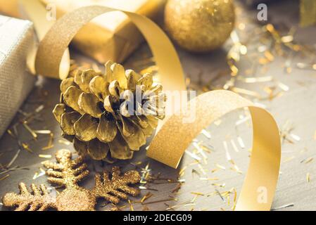 Décorations de noël dorées scintillantes sur une surface en bois rustique Banque D'Images