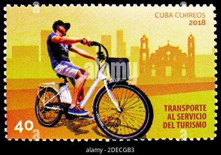 MOSCOU, RUSSIE - 17 OCTOBRE 2020: Timbre-poste imprimé à Cuba montre vélo, transport en service à la série du tourisme, vers 2018 Banque D'Images