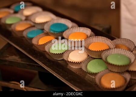 Un plateau de macarons colorés. Un macaron est un petit gâteau ou biscuit, généralement fait d'amandes moulues (l'ingrédient principal original), de noix de coco ou d'oth Banque D'Images