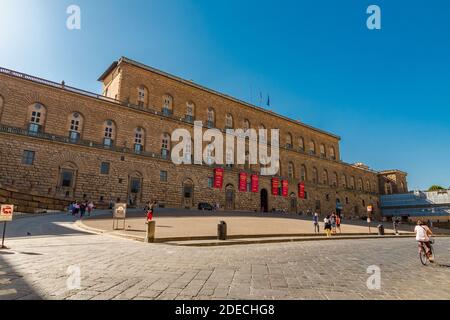 Vue parfaite sur le Palazzo Pitti, un vaste palais de la Renaissance et le plus grand complexe de musées de Florence, en Italie. La maçonnerie en pierre roustiquée... Banque D'Images