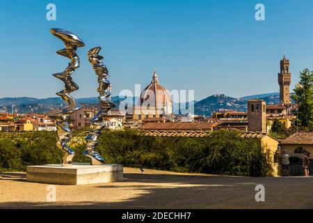 Magnifique vue panoramique sur le toit de Florence avec les sculptures en acier inoxydable Elliptical Column et points de vue de Tony Cragg en face. Le Duomo... Banque D'Images