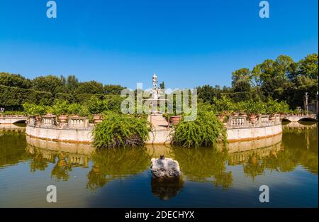 Grande vue panoramique sur l'Isolotto, une petite île ronde entourée d'une fossé, reliée par deux ponts dans les jardins de Boboli, Florence. La... Banque D'Images