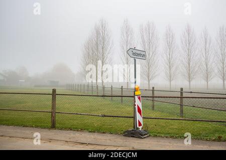 Bamberg, Allemagne 28 novembre 2020: Images de symboles - coronavirus - 28 novembre 2020 Signpost au centre d'essai de Corona à Bamberg an der Strasse. | utilisation dans le monde entier Banque D'Images