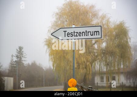 Bamberg, Allemagne 28 novembre 2020: Images de symboles - coronavirus - 28 novembre 2020 Signpost au centre d'essai de Corona à Bamberg an der Strasse. | utilisation dans le monde entier Banque D'Images