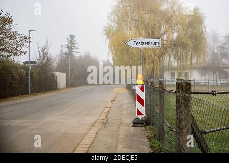 Bamberg, Allemagne 28 novembre 2020: Images de symboles - coronavirus - 28 novembre 2020 Signpost au centre d'essai de Corona à Bamberg an der Strasse. | utilisation dans le monde entier Banque D'Images