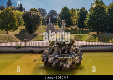 Belle vue rapprochée de la fontaine de Neptune dans le bassin de Neptune avec un héron gris dans l'eau, situé dans les jardins de Boboli, Florence. Dans le... Banque D'Images