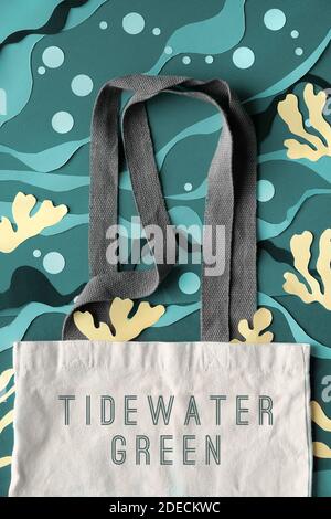Légende vert Tidewater sur sac en toile. Fond marin. Illustration papier monochrome créative Banque D'Images