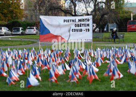 Prague, République tchèque. 29 novembre 2020. Un lieu symbolique de révérence pour les victimes de la maladie COVID-19 a été créé à Klarov, Prague, République Tchèque, photographié le 29 novembre 2020. Crédit : Ondrej Deml/CTK photo/Alay Live News Banque D'Images