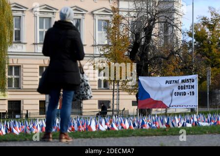 Prague, République tchèque. 29 novembre 2020. Un lieu symbolique de révérence pour les victimes de la maladie COVID-19 a été créé à Klarov, Prague, République Tchèque, photographié le 29 novembre 2020. Crédit : Ondrej Deml/CTK photo/Alay Live News Banque D'Images